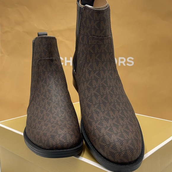 Michael Kors ELLA FLAT BOOTIE MK SIG SM
49F4ELFE5B
BROWN - Picture 7 of 16